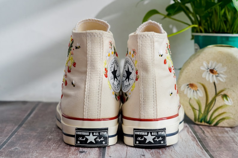 Converse bordados, zapatos con bordado de fresa para mujer, Converse con bordado de margaritas y fresas, regalo kawaii, regalo de fresa para ella imagen 4