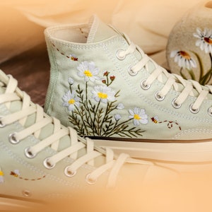 Custom Embroidered Converse Women, Daisy Embroidered Shoes for Bride, Bridal Flowers Embroidered Sneaker for Wedding, Unique Gifts for Her