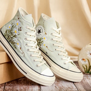 Custom Embroidered Converse Women, Daisy Embroidered Shoes for Bride, Bridal Flowers Embroidered Sneaker for Wedding, Unique Gifts for Her