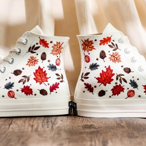Custom Embroidered Wedding Converse, White Flowers Embroidered Sneakers for Bride, Floral Embroidered Wedding Reception Shoes, Wedding Gifts