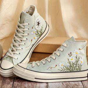 Custom Embroidered Converse Women, Daisy Embroidered Shoes for Bride, Bridal Flowers Embroidered Sneaker for Wedding, Unique Gifts for Her