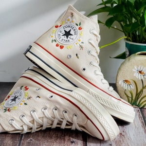 Converse bordados, zapatos con bordado de fresa para mujer, Converse con bordado de margaritas y fresas, regalo kawaii, regalo de fresa para ella imagen 7