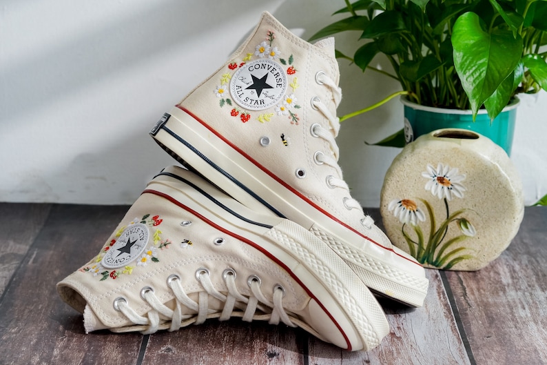 Converse bordados, zapatos con bordado de fresa para mujer, Converse con bordado de margaritas y fresas, regalo kawaii, regalo de fresa para ella imagen 7