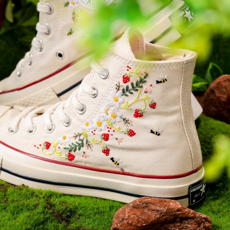 Converse bordados, zapatos con bordado de fresa para mujer, Converse con bordado de margaritas y fresas, regalo kawaii, regalo de fresa para ella imagen 2