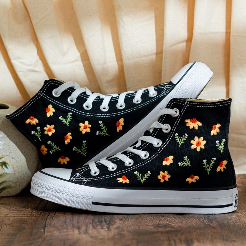 Custom Embroidered Converse Chuck Taylor High Tops, Black Converse Embroidery With Daisy, Custom Floral Embroidered Sneakers, Gift For Women
