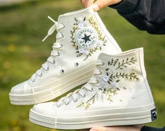 Aangepaste geborduurde bruiloft Converse, witte bloemen geborduurde sneakers voor bruid, geborduurde bruiloft receptie schoenen, huwelijksgeschenken