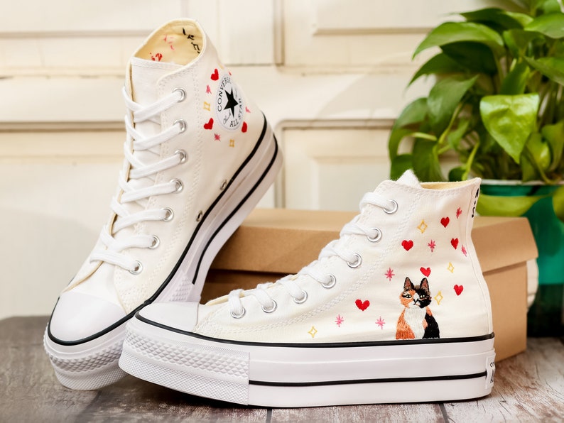 Anpassade Converse-platåskor med broderad katt, platåskor med broderad hjärtfärg och katt, sneakers med broderat husdjur för kvinnor, unika presenter till henne bild 3