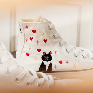 Anpassade Converse-platåskor med broderad katt, platåskor med broderad hjärtfärg och katt, sneakers med broderat husdjur för kvinnor, unika presenter till henne bild 2