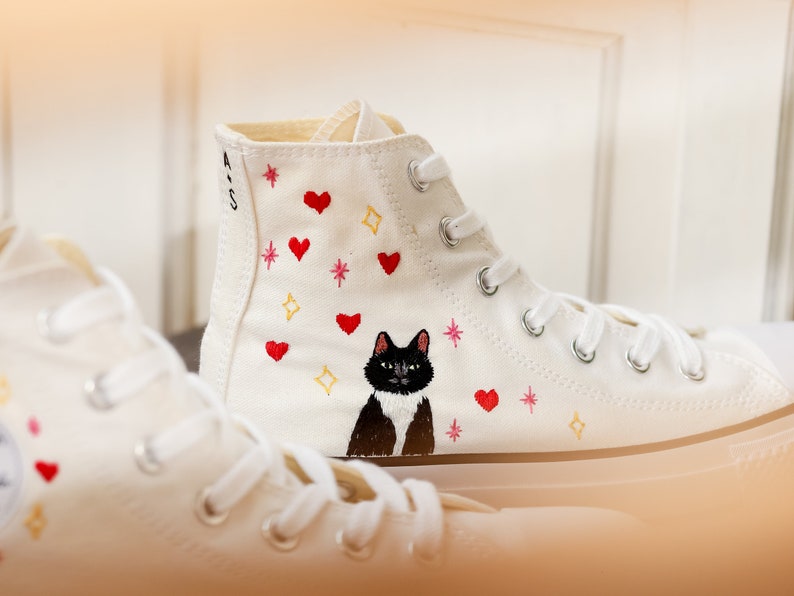Anpassade Converse-platåskor med broderad katt, platåskor med broderad hjärtfärg och katt, sneakers med broderat husdjur för kvinnor, unika presenter till henne bild 2