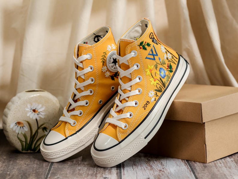 Custom Converse Chuck Taylor Embroidered Flowers & Initials, Embroidered Converse Flowers, Flower Embroidered Shoes, Birthday Gifts for Her