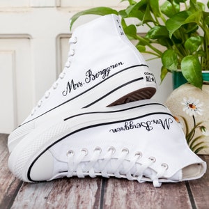 Bruiloft Converse voor bruid, naam en datum geborduurd Converse-platform, gepersonaliseerde bruidssneaker, bloemen borduurschoenen, unieke geschenken