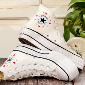 Anpassade Converse-platåskor med broderad katt, platåskor med broderad hjärtfärg och katt, sneakers med broderat husdjur för kvinnor, unika presenter till henne bild 5