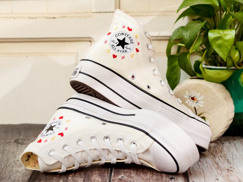 Anpassade Converse-platåskor med broderad katt, platåskor med broderad hjärtfärg och katt, sneakers med broderat husdjur för kvinnor, unika presenter till henne bild 5