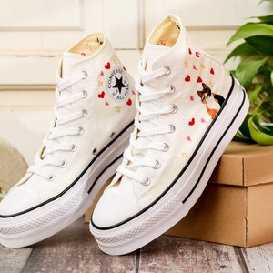 Anpassade Converse-platåskor med broderad katt, platåskor med broderad hjärtfärg och katt, sneakers med broderat husdjur för kvinnor, unika presenter till henne bild 6