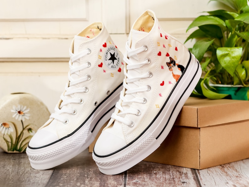 Anpassade Converse-platåskor med broderad katt, platåskor med broderad hjärtfärg och katt, sneakers med broderat husdjur för kvinnor, unika presenter till henne bild 6