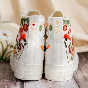 Anpassade broderade platåsneakers, broderade skor med kattmotiv, broderade sneakers med husdjur och blommor för kvinnor, Converse-anpassade små blommor bild 3