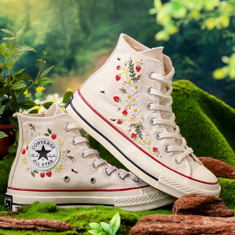 Converse bordados, zapatos con bordado de fresa para mujer, Converse con bordado de margaritas y fresas, regalo kawaii, regalo de fresa para ella imagen 3