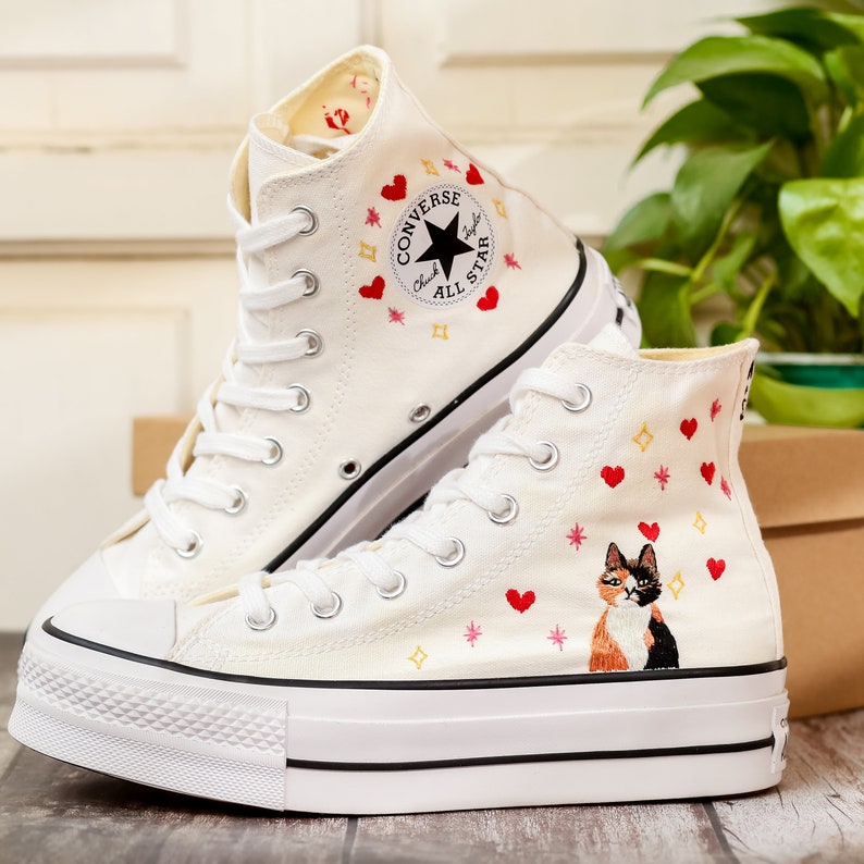 Anpassade Converse-platåskor med broderad katt, platåskor med broderad hjärtfärg och katt, sneakers med broderat husdjur för kvinnor, unika presenter till henne bild 1