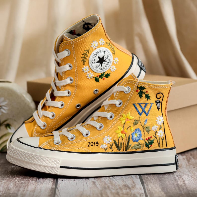 Custom Converse Chuck Taylor Embroidered Flowers & Initials, Embroidered Converse Flowers, Flower Embroidered Shoes, Birthday Gifts for Her