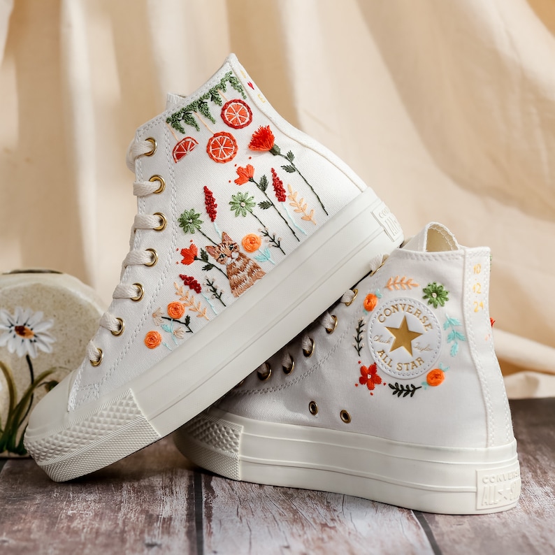 Anpassade broderade platåsneakers, broderade skor med kattmotiv, broderade sneakers med husdjur och blommor för kvinnor, Converse-anpassade små blommor bild 1