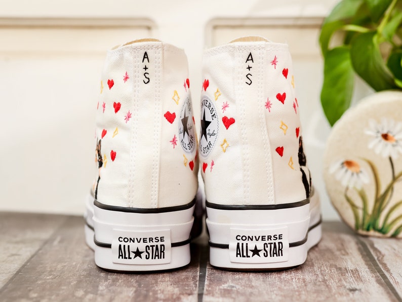 Anpassade Converse-platåskor med broderad katt, platåskor med broderad hjärtfärg och katt, sneakers med broderat husdjur för kvinnor, unika presenter till henne bild 8