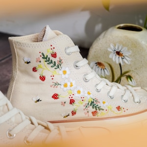 Converse bordados, zapatos con bordado de fresa para mujer, Converse con bordado de margaritas y fresas, regalo kawaii, regalo de fresa para ella imagen 8