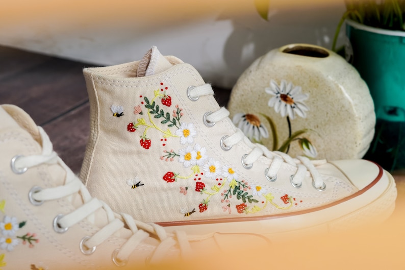 Converse bordados, zapatos con bordado de fresa para mujer, Converse con bordado de margaritas y fresas, regalo kawaii, regalo de fresa para ella imagen 8