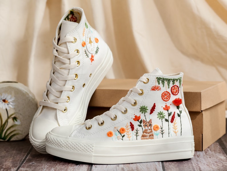 Anpassade broderade platåsneakers, broderade skor med kattmotiv, broderade sneakers med husdjur och blommor för kvinnor, Converse-anpassade små blommor bild 5