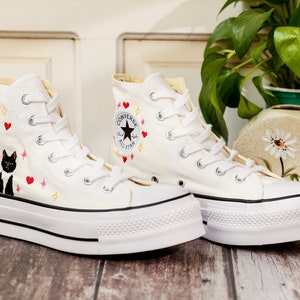 Anpassade Converse-platåskor med broderad katt, platåskor med broderad hjärtfärg och katt, sneakers med broderat husdjur för kvinnor, unika presenter till henne bild 7
