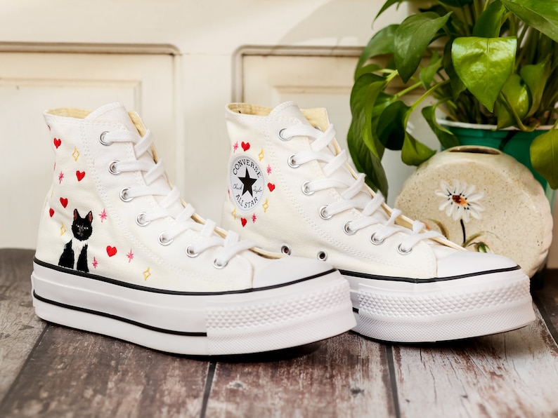 Anpassade Converse-platåskor med broderad katt, platåskor med broderad hjärtfärg och katt, sneakers med broderat husdjur för kvinnor, unika presenter till henne bild 7