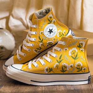 Chaussures montantes Converse brodées à la main, fleurs sauvages brodées Converse jaunes, baskets brodées florales personnalisées, chaussures de mariée, cadeau femme