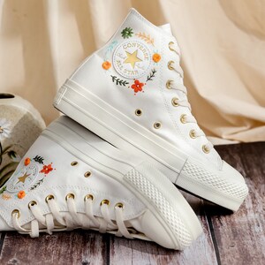 Anpassade broderade platåsneakers, broderade skor med kattmotiv, broderade sneakers med husdjur och blommor för kvinnor, Converse-anpassade små blommor bild 4