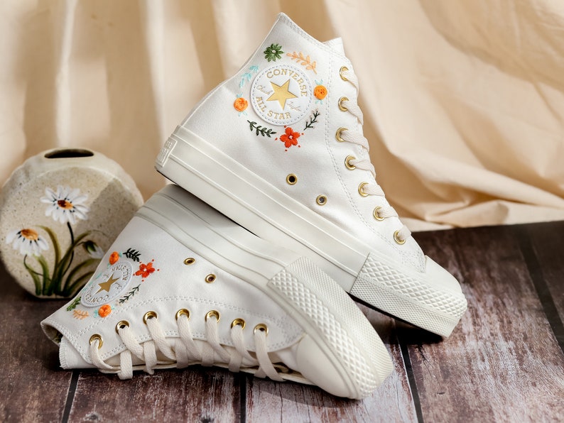 Anpassade broderade platåsneakers, broderade skor med kattmotiv, broderade sneakers med husdjur och blommor för kvinnor, Converse-anpassade små blommor bild 4