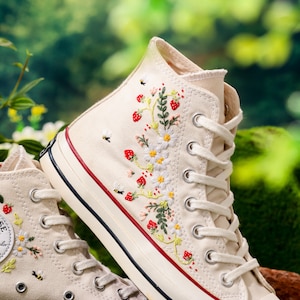 Converse bordados, zapatos con bordado de fresa para mujer, Converse con bordado de margaritas y fresas, regalo kawaii, regalo de fresa para ella imagen 5
