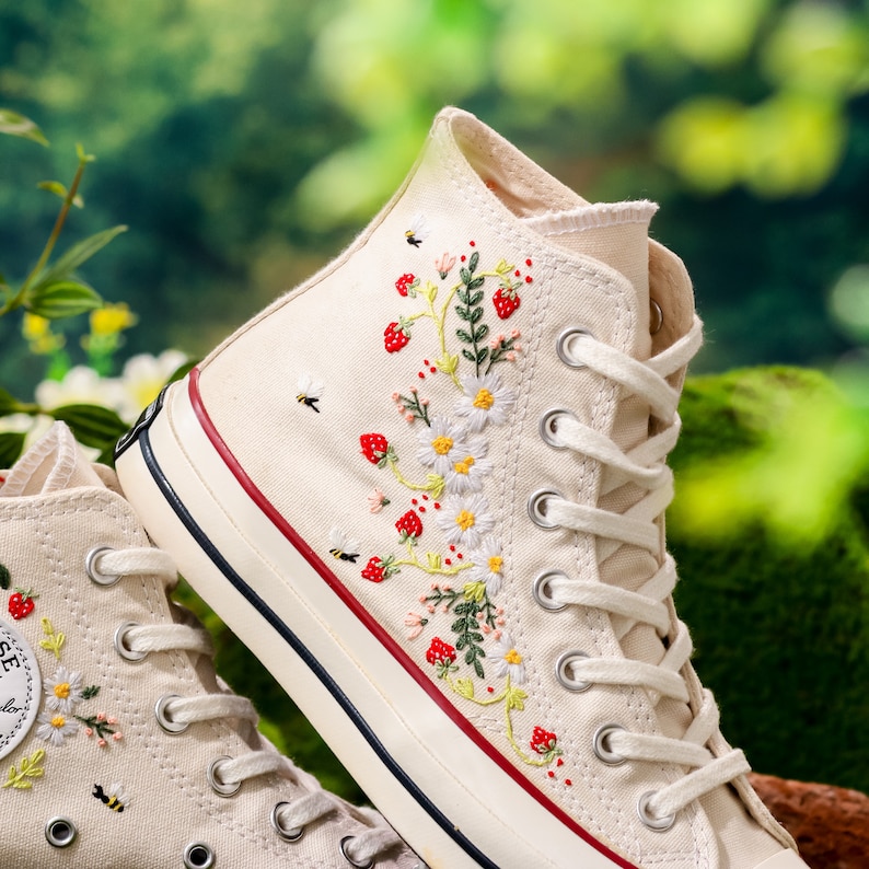 Converse bordados, zapatos con bordado de fresa para mujer, Converse con bordado de margaritas y fresas, regalo kawaii, regalo de fresa para ella imagen 5