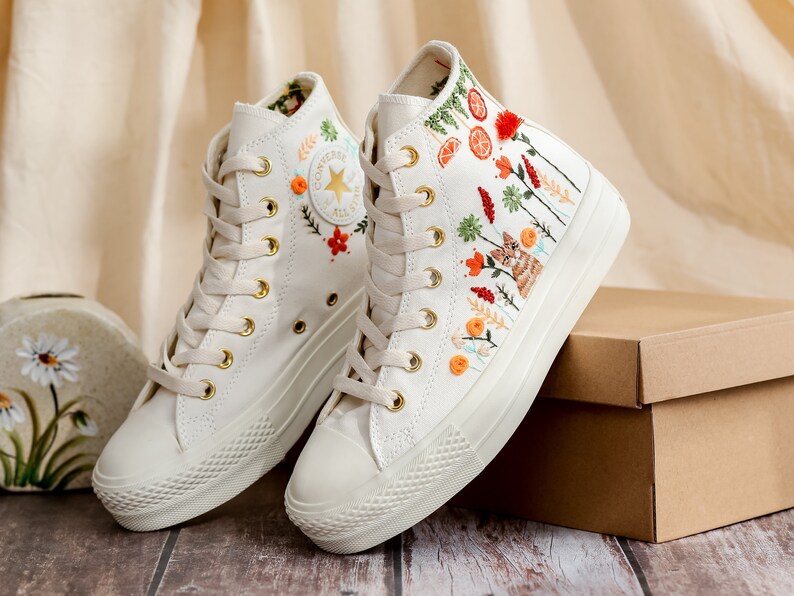 Anpassade broderade platåsneakers, broderade skor med kattmotiv, broderade sneakers med husdjur och blommor för kvinnor, Converse-anpassade små blommor bild 6