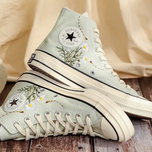 Custom Embroidered Converse Women, Daisy Embroidered Shoes for Bride, Bridal Flowers Embroidered Sneaker for Wedding, Unique Gifts for Her