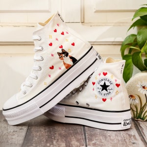 Anpassade Converse-platåskor med broderad katt, platåskor med broderad hjärtfärg och katt, sneakers med broderat husdjur för kvinnor, unika presenter till henne bild 4