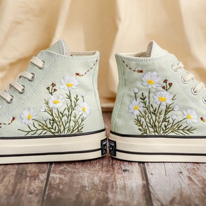 Custom Embroidered Converse Women, Daisy Embroidered Shoes for Bride, Bridal Flowers Embroidered Sneaker for Wedding, Unique Gifts for Her