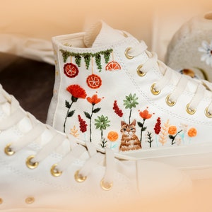 Anpassade broderade platåsneakers, broderade skor med kattmotiv, broderade sneakers med husdjur och blommor för kvinnor, Converse-anpassade små blommor bild 2