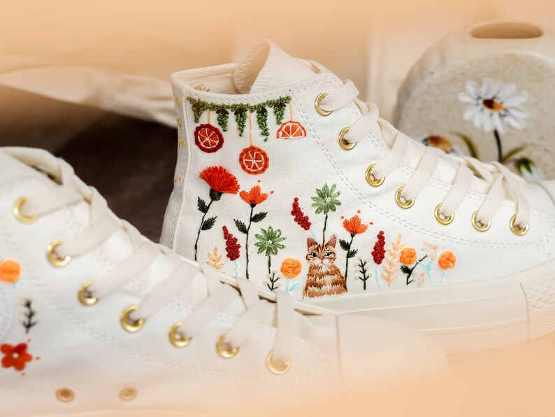 Anpassade broderade platåsneakers, broderade skor med kattmotiv, broderade sneakers med husdjur och blommor för kvinnor, Converse-anpassade små blommor bild 2