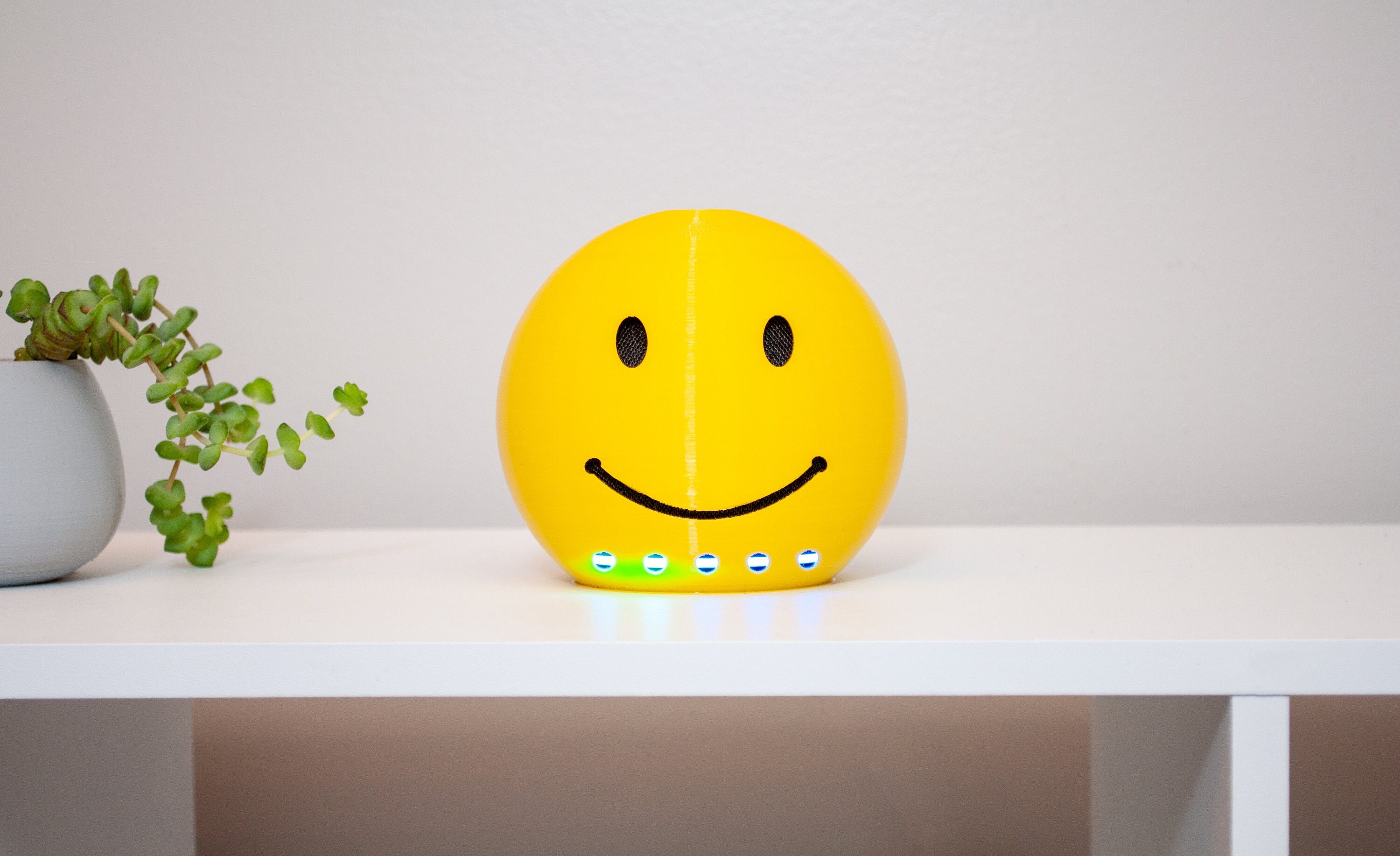 smiley face 電気スタンド Emoji Face Smart Device Stand, 4th/5th Gen, Retro Decor - Etsy
