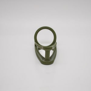 K&ouml;nnte beinhalten: Ein gr&uuml;ner Plastik-Ringhalter f&uuml;r eine Angelrute. Der Ring ist so konzipiert, dass er die Angelschnur an Ort und Stelle h&auml;lt.