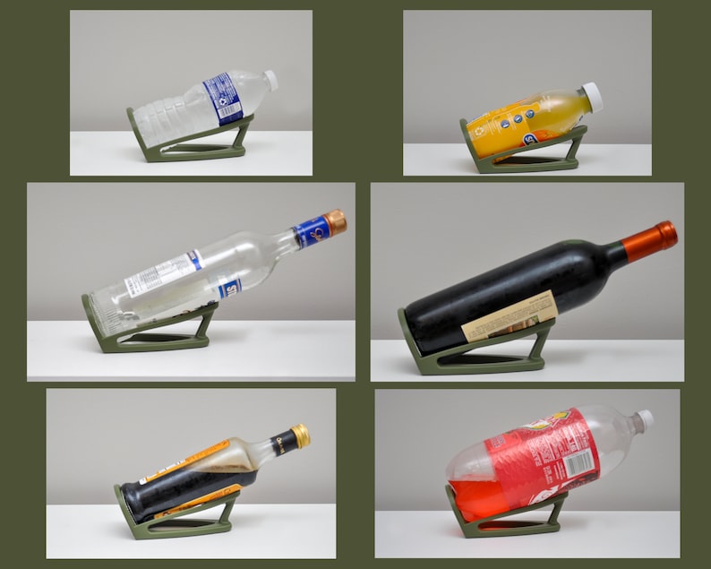 K&ouml;nnte beinhalten: F&uuml;nf verschiedene Flaschen mit verschiedenen Fl&uuml;ssigkeiten werden auf einem gr&uuml;nen Flaschenhalter aus Kunststoff gezeigt. Die Flaschen sind schr&auml;g positioniert, was die F&auml;higkeit des Halters zeigt, sie zu tragen.