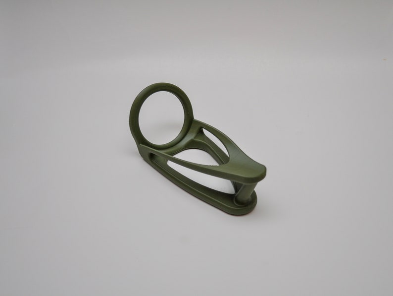 K&ouml;nnte beinhalten: Ein gr&uuml;ner Plastik-Ringhalter mit einer runden &Ouml;ffnung. Der Halter ist so konzipiert, dass er einen Ring sicher h&auml;lt.
