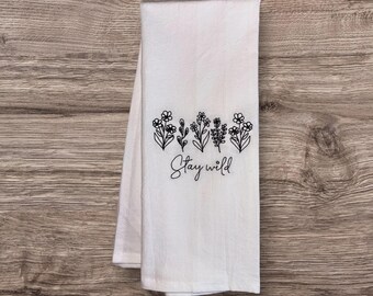 Toalla de tela de saco bordada – Mantente salvaje con flores – Toalla de cocina bordada