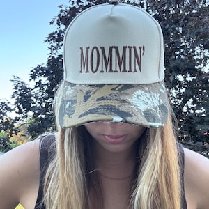 Mommin geborduurde truckerpet met camouflageprint | Moederhoed | Baseballpet met camouflageprint | Trendy moedercadeau | Verstelbare snapback-hoed