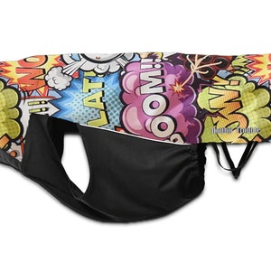 Può includere: Un cappotto nero per cani con una stampa a fumetti colorata con parole come "BOOM!" e "POW!" Il cappotto è foderato di nero e ha una chiusura con coulisse. Il testo "Double Trouble" è stampato sul cappotto.