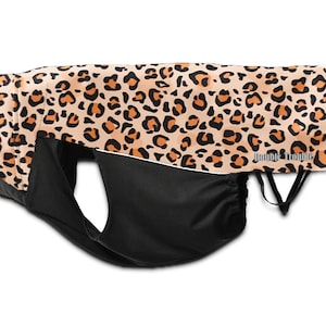 Leopardtäcke för hundar | Softshell | Hundkläder | Hundjacka | Regnjacka för hundar | Leopard | Regnjacka för hundar | Hundkappa | Regnkläder | Hundkläder | Djur
