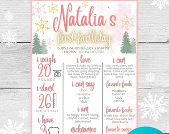 Può includere: Un cartello di pietre miliari del primo compleanno stampabile rosa e oro per una bambina di nome Natalia. Il cartello presenta un tema invernale con fiocchi di neve e pini. Include dettagli come il suo peso, l'altezza e altri traguardi.